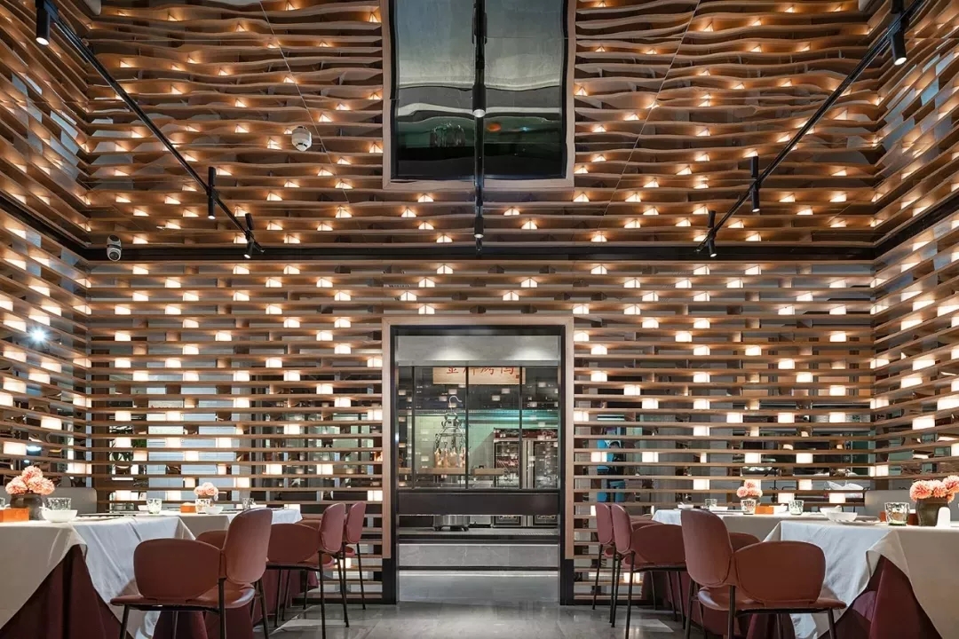 揭阳大鸭梨烤鸭店以全新的餐饮空间设计，冲破品牌桎梏，重塑品牌形象